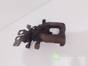 Używane Zacisk hamulcowy lewy tyl Volkswagen Caddy III (2KA,2KH,2CA,2CH) 1.6 TDI 16V Cena € 40,50 Procedura marży oferowane przez Autodemontagebedrijf De Mars