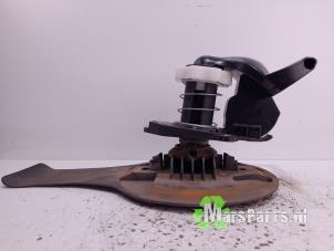 Used Spare wheel lift mechanism Renault Clio III (BR/CR) 1.6 16V Price € 45,00 Margin scheme offered by Autodemontagebedrijf De Mars