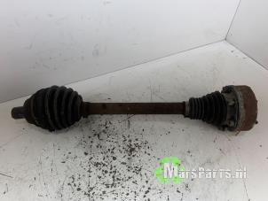 Używane Os napedowa lewy przód Volkswagen Touran (1T1/T2) 2.0 FSI 16V Cena € 45,00 Procedura marży oferowane przez Autodemontagebedrijf De Mars