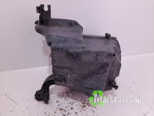 Używane Obudowa filtra powietrza Ford Focus 3 Wagon 1.6 TDCi ECOnetic Cena € 25,00 Procedura marży oferowane przez Autodemontagebedrijf De Mars