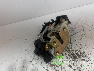 Używane Mechanizm blokady drzwi prawych wersja 2-drzwiowa Mitsubishi Colt (Z2/Z3) 1.3 16V Cena € 30,00 Procedura marży oferowane przez Autodemontagebedrijf De Mars