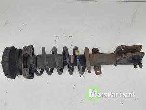 Begagnade Stötdämparstång, vänster fram Nissan Primastar 2.0 dCi 90 Pris € 45,00 Marginaltabell erbjuds av Autodemontagebedrijf De Mars