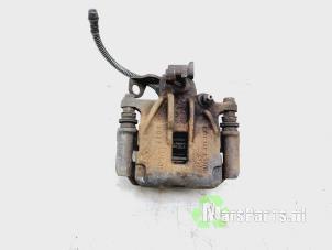 Używane Zacisk hamulcowy prawy tyl Opel Vivaro 1.6 CDTI 90 Cena € 54,00 Procedura marży oferowane przez Autodemontagebedrijf De Mars