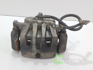 Begagnade Främre bromsok, vänster Toyota RAV4 (A5) 2.5 Hybrid 16V Pris € 75,00 Marginaltabell erbjuds av Autodemontagebedrijf De Mars