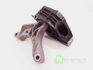 Używane Wspornik silnika Peugeot 2008 (UD/UK/UR/US/UX) 1.2 VTi 12V PureTech 130 Cena € 100,00 Procedura marży oferowane przez Autodemontagebedrijf De Mars