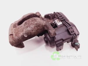 Używane Zacisk hamulcowy prawy tyl Mercedes CLA (117.3) 1.6 CLA-180 16V Cena € 36,00 Procedura marży oferowane przez Autodemontagebedrijf De Mars