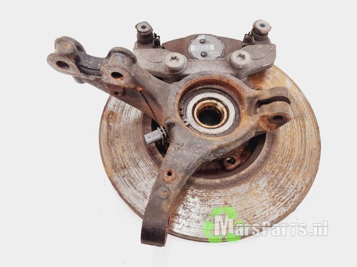 Spindel, vänster fram från en Peugeot 2008 (UD/UK/UR/US/UX) 1.2 VTi 12V PureTech 130 2020