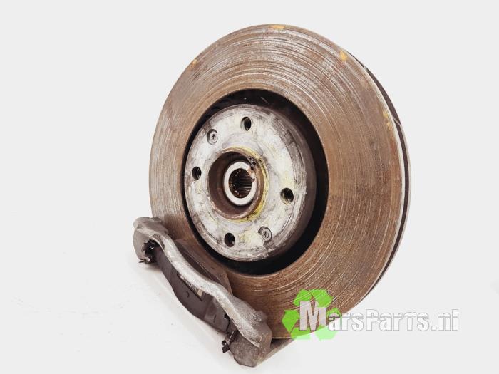 Spindel, vänster fram från en Peugeot 2008 (UD/UK/UR/US/UX) 1.2 VTi 12V PureTech 130 2020