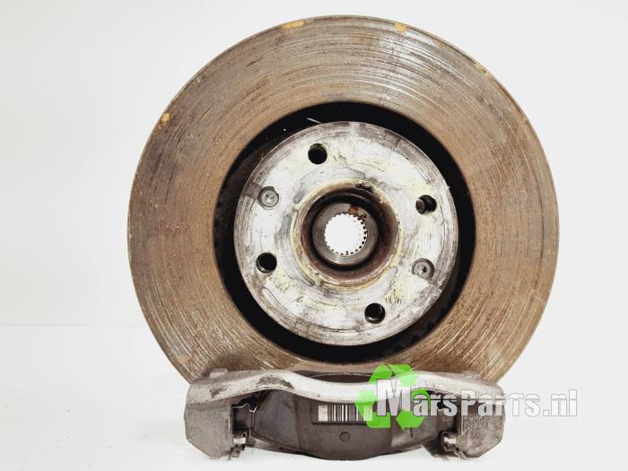 Spindel, vänster fram från en Peugeot 2008 (UD/UK/UR/US/UX) 1.2 VTi 12V PureTech 130 2020