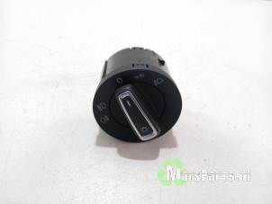 Używane Przelacznik swiatel Volkswagen Polo V (6R) 1.4 TDI DPF BlueMotion technology Cena € 20,00 Procedura marży oferowane przez Autodemontagebedrijf De Mars