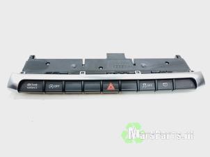 Używane Przelacznik swiatel awaryjnych Audi A3 Sportback (8VA/8VF) 1.6 TDI 16V Cena € 35,00 Procedura marży oferowane przez Autodemontagebedrijf De Mars