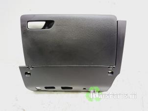 Używane Schowek w desce rozdzielczej Audi A3 Sportback (8VA/8VF) 1.6 TDI 16V Cena € 27,00 Procedura marży oferowane przez Autodemontagebedrijf De Mars