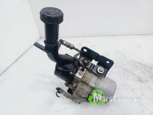 Używane Pompa wspomagania kierownicy Peugeot Partner (GC/GF/GG/GJ/GK) 1.6 HDI, BlueHDI 75 Cena € 270,00 Procedura marży oferowane przez Autodemontagebedrijf De Mars