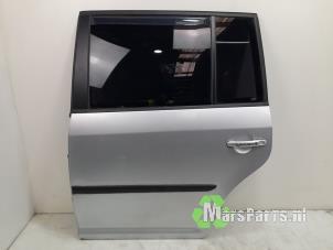 Używane Drzwi lewe tylne wersja 4-drzwiowa Volkswagen Touran (1T1/T2) 2.0 TDI DPF Cena € 45,00 Procedura marży oferowane przez Autodemontagebedrijf De Mars