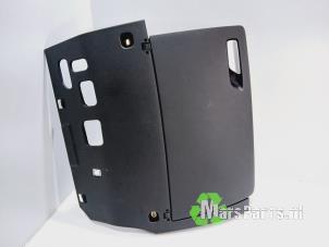 Używane Schowek w desce rozdzielczej Audi A3 Sportback (8VA/8VF) 2.0 TDI 16V Cena € 25,00 Procedura marży oferowane przez Autodemontagebedrijf De Mars