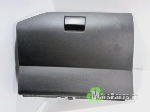 Używane Schowek w desce rozdzielczej Peugeot Partner Tepee (7A/B/C/D/E/F/G/J/P/S) 1.6 HDI 90 16V Phase 1 Cena € 30,00 Procedura marży oferowane przez Autodemontagebedrijf De Mars