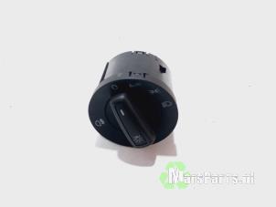 Używane Przelacznik swiatel Volkswagen Polo VI (AW1) 1.0 MPi 12V Cena € 20,00 Procedura marży oferowane przez Autodemontagebedrijf De Mars