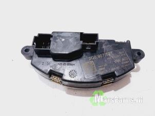 Używane Opornik nagrzewnicy Volkswagen Polo VI (AW1) 1.0 MPi 12V Cena € 25,00 Procedura marży oferowane przez Autodemontagebedrijf De Mars