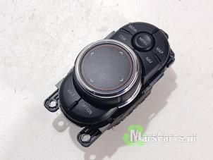 Używane Przycisk I-Drive Mini Clubman (F54) 2.0 Cooper S 16V Cena € 112,50 Procedura marży oferowane przez Autodemontagebedrijf De Mars