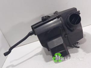 Używane Obudowa filtra powietrza Volkswagen Polo V (6R) 1.2 TDI 12V BlueMotion Cena € 40,00 Procedura marży oferowane przez Autodemontagebedrijf De Mars