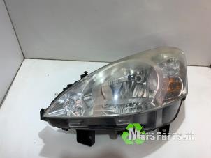 Używane Reflektor lewy Peugeot Partner (GC/GF/GG/GJ/GK) 1.6 HDI 90 16V Cena € 90,00 Procedura marży oferowane przez Autodemontagebedrijf De Mars