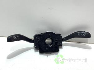 Używane Przelacznik Combi kolumny kierownicy Volkswagen Polo V (6R) 1.2 12V Cena € 30,00 Procedura marży oferowane przez Autodemontagebedrijf De Mars