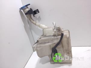 Używane Zbiornik spryskiwacza przód Volkswagen Polo IV (9N1/2/3) Cena € 45,00 Procedura marży oferowane przez Autodemontagebedrijf De Mars