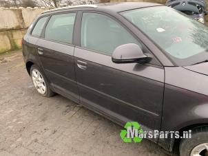 Używane Drzwi prawe przednie wersja 4-drzwiowa Audi A3 Sportback (8PA) 1.9 TDI Cena € 80,00 Procedura marży oferowane przez Autodemontagebedrijf De Mars