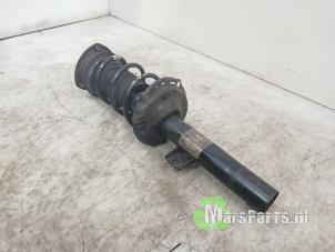 Używane Amortyzator prawy przód Volkswagen Polo VI (AW1) 1.0 12V BlueMotion Technology Cena € 85,00 Procedura marży oferowane przez Autodemontagebedrijf De Mars