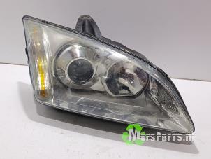 Używane Reflektor prawy Ford Focus 2 1.8 16V Flexifuel Cena € 200,00 Procedura marży oferowane przez Autodemontagebedrijf De Mars