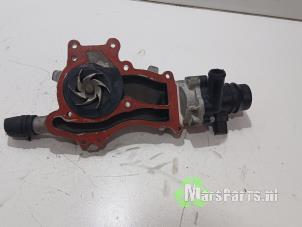 Begagnade Vattenpump Opel Corsa D 1.2 16V Pris € 40,00 Marginaltabell erbjuds av Autodemontagebedrijf De Mars