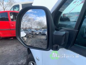 Używane Lusterko zewnetrzne lewe Peugeot Partner (GC/GF/GG/GJ/GK) 1.6 HDI 90 16V Cena € 40,00 Procedura marży oferowane przez Autodemontagebedrijf De Mars