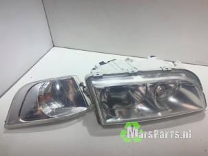 Gebruikte Koplamp rechts Volvo V40 (VW) 1.8 16V Prijs € 50,00 Margeregeling aangeboden door Autodemontagebedrijf De Mars