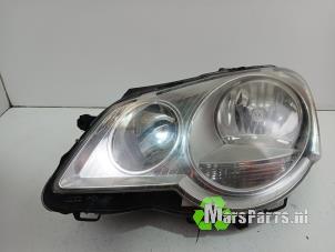 Gebruikte Linker Koplamp Volkswagen Polo IV (9N1/2/3) 1.4 16V Prijs € 30,00 Margeregeling aangeboden door Autodemontagebedrijf De Mars