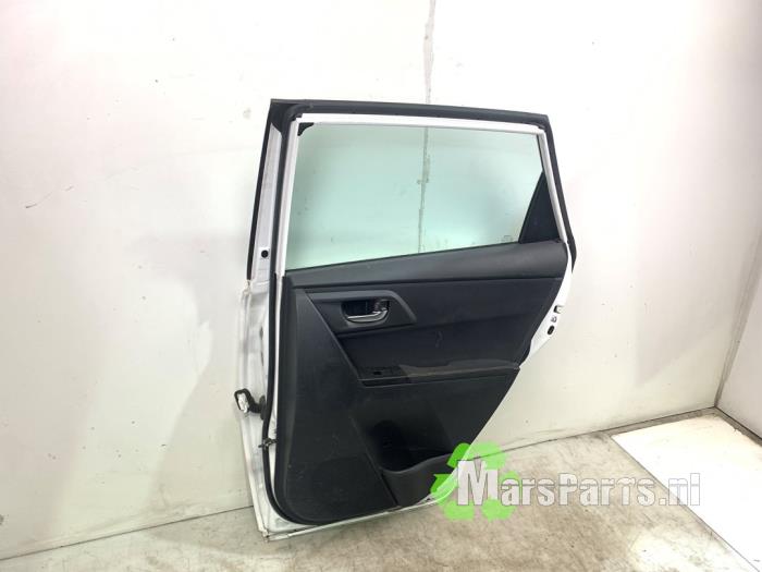 Portier 4Deurs rechts-achter van een Toyota Auris (E18) 1.8 16V Hybrid 2014
