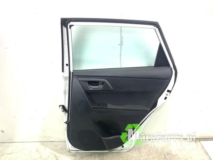 Portier 4Deurs rechts-achter van een Toyota Auris (E18) 1.8 16V Hybrid 2014