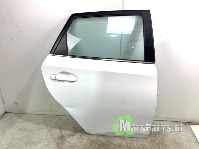 Portier 4Deurs rechts-achter van een Toyota Auris (E18) 1.8 16V Hybrid 2014