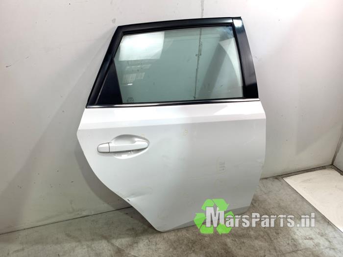 Portier 4Deurs rechts-achter van een Toyota Auris (E18) 1.8 16V Hybrid 2014
