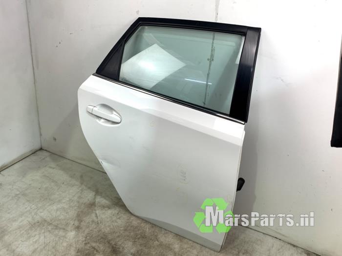 Portier 4Deurs rechts-achter van een Toyota Auris (E18) 1.8 16V Hybrid 2014