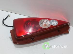 Begagnade Baklykta, vänster Mazda 5 (CR19) 1.8i 16V Pris € 35,00 Marginaltabell erbjuds av Autodemontagebedrijf De Mars