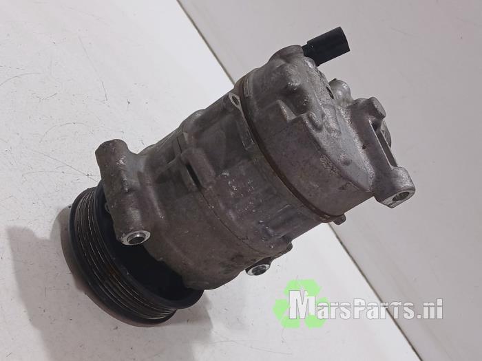 Aircopomp van een Audi Q3 (F3B) 2.0 45 TFSI 16V Quattro