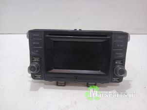 Używane Radioodtwarzacz CD Volkswagen Polo V (6R) 1.0 12V BlueMotion Technology Cena € 125,00 Procedura marży oferowane przez Autodemontagebedrijf De Mars