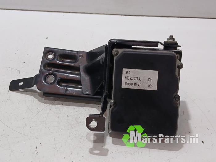 ABS-pump från en Volkswagen Polo V (6R) 1.2 TDI 12V BlueMotion 2011
