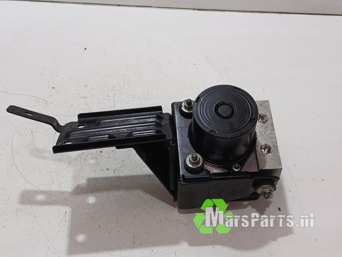ABS-pump från en Volkswagen Polo V (6R) 1.2 TDI 12V BlueMotion 2011