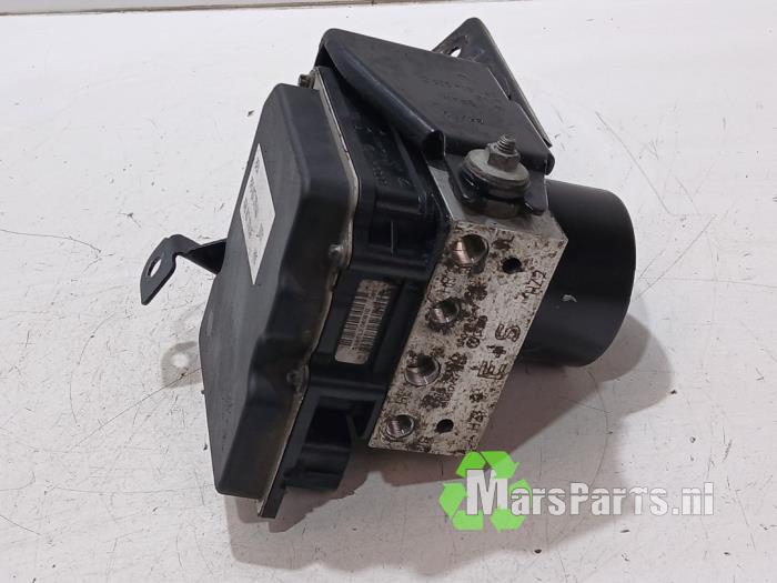 ABS-pump från en Volkswagen Polo V (6R) 1.2 TDI 12V BlueMotion 2011