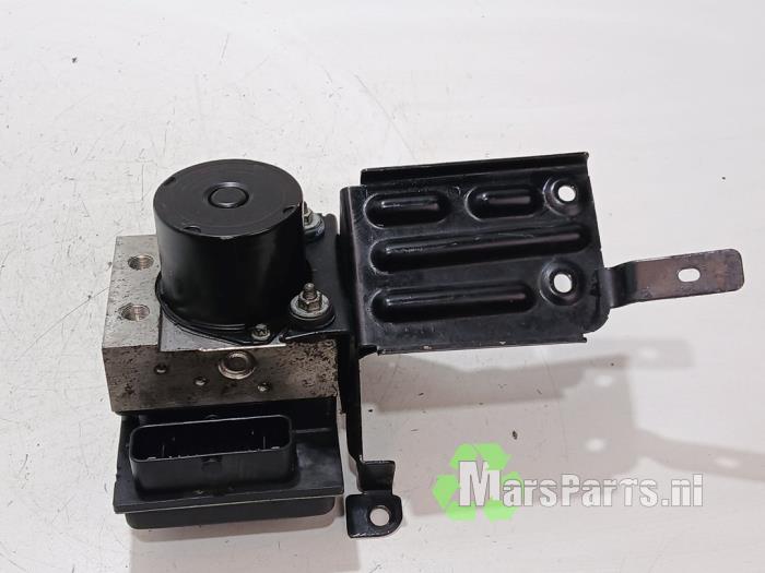 ABS-pump från en Volkswagen Polo V (6R) 1.2 TDI 12V BlueMotion 2011