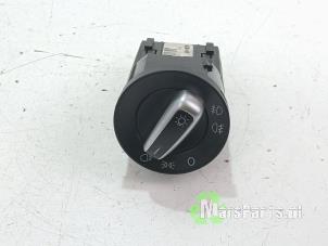 Używane Przelacznik swiatel Volkswagen Polo V (6R) 1.2 TDI 12V BlueMotion Cena € 20,00 Procedura marży oferowane przez Autodemontagebedrijf De Mars
