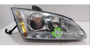 Używane Reflektor prawy Ford Focus 2 2.0 16V Cena € 200,00 Procedura marży oferowane przez Autodemontagebedrijf De Mars