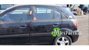Begagnade Bakdörr, 4-dörrars, vänster Kia Rio II (DE) 1.6 CVVT 16V Pris € 40,00 Marginaltabell erbjuds av Autodemontagebedrijf De Mars