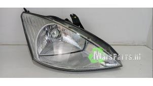 Używane Reflektor prawy Ford Focus 1 1.6 16V Cena € 35,00 Procedura marży oferowane przez Autodemontagebedrijf De Mars